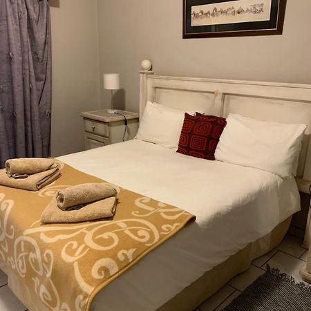 Hotel Pension Casa Africana Windhoek Bagian luar foto