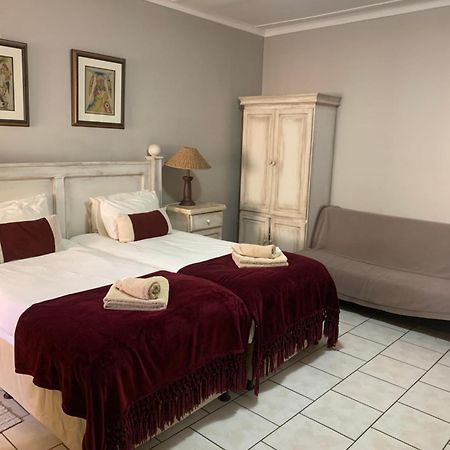 Hotel Pension Casa Africana Windhoek Bagian luar foto