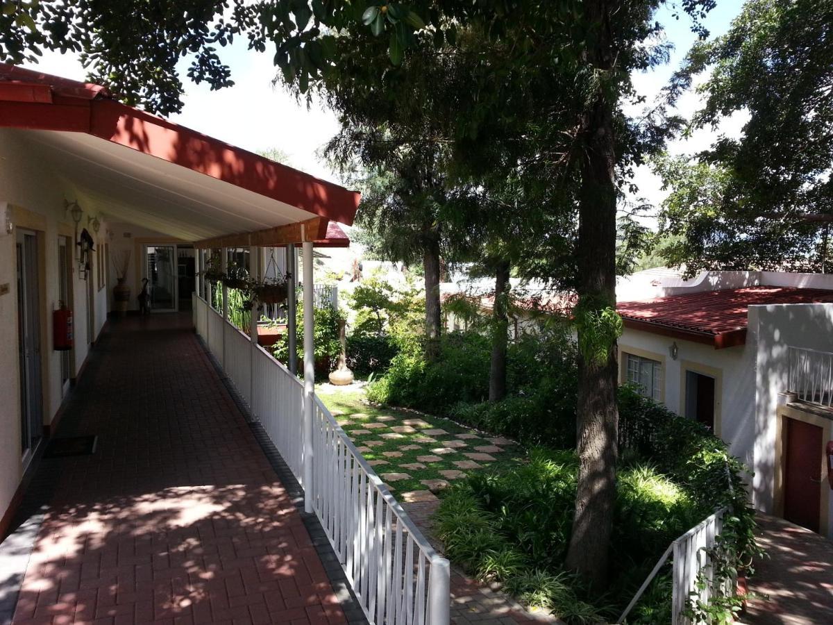 Hotel Pension Casa Africana Windhoek Bagian luar foto