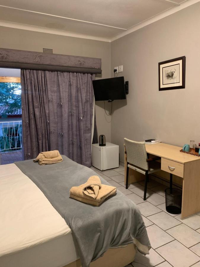 Hotel Pension Casa Africana Windhoek Bagian luar foto