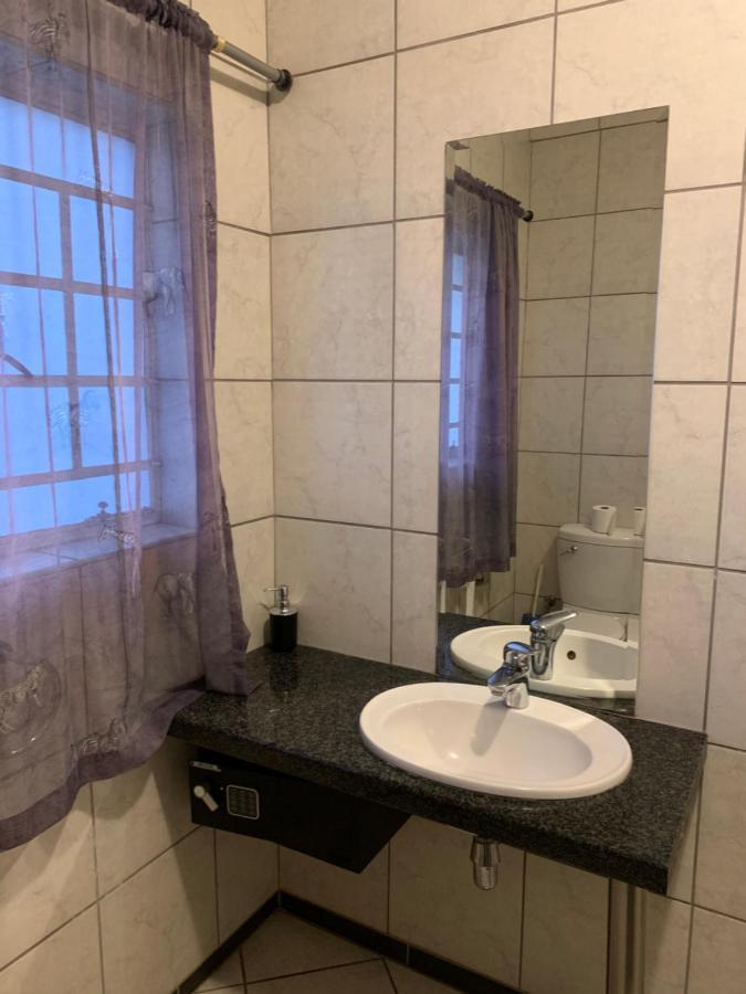 Hotel Pension Casa Africana Windhoek Bagian luar foto