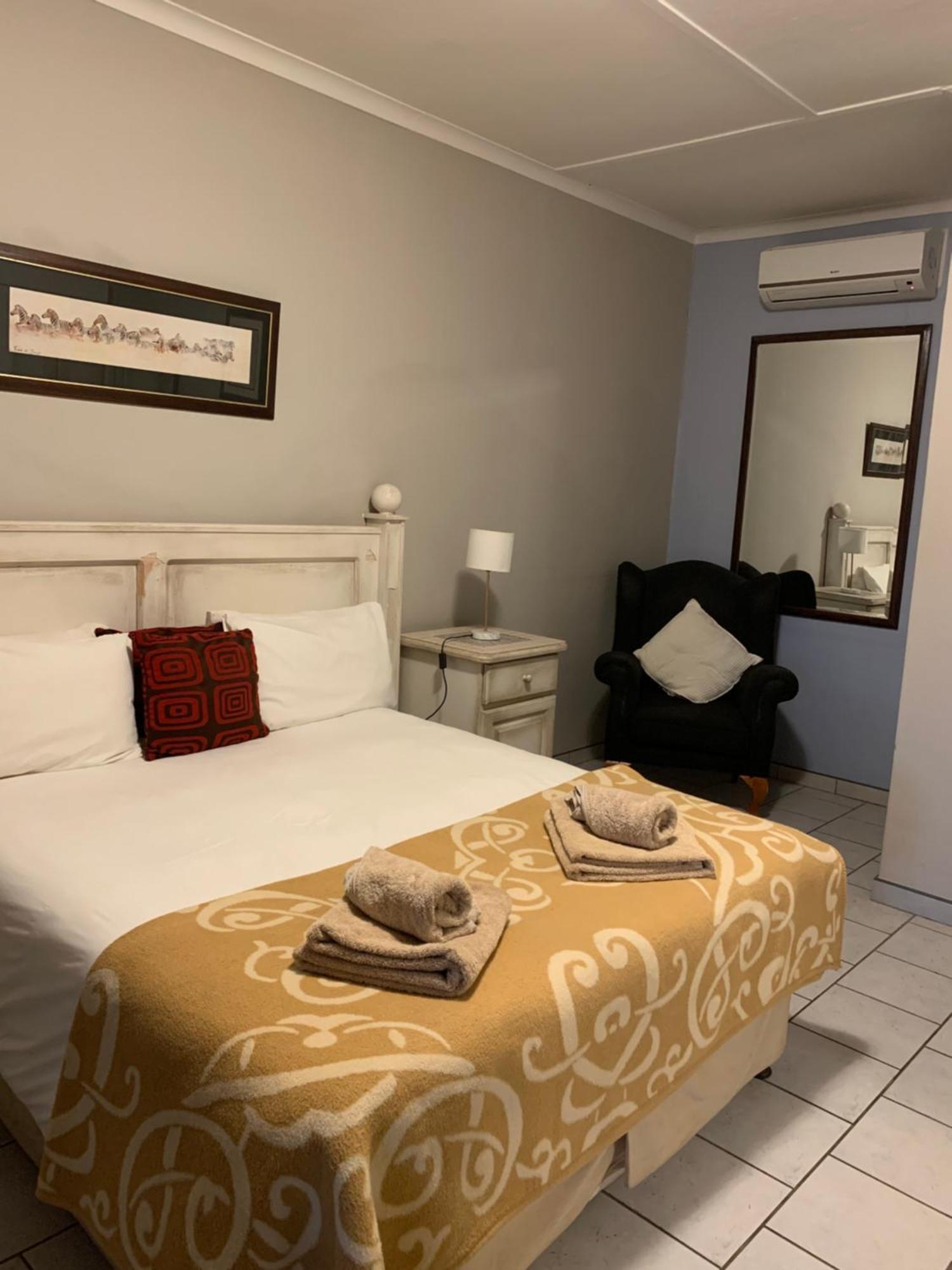 Hotel Pension Casa Africana Windhoek Bagian luar foto