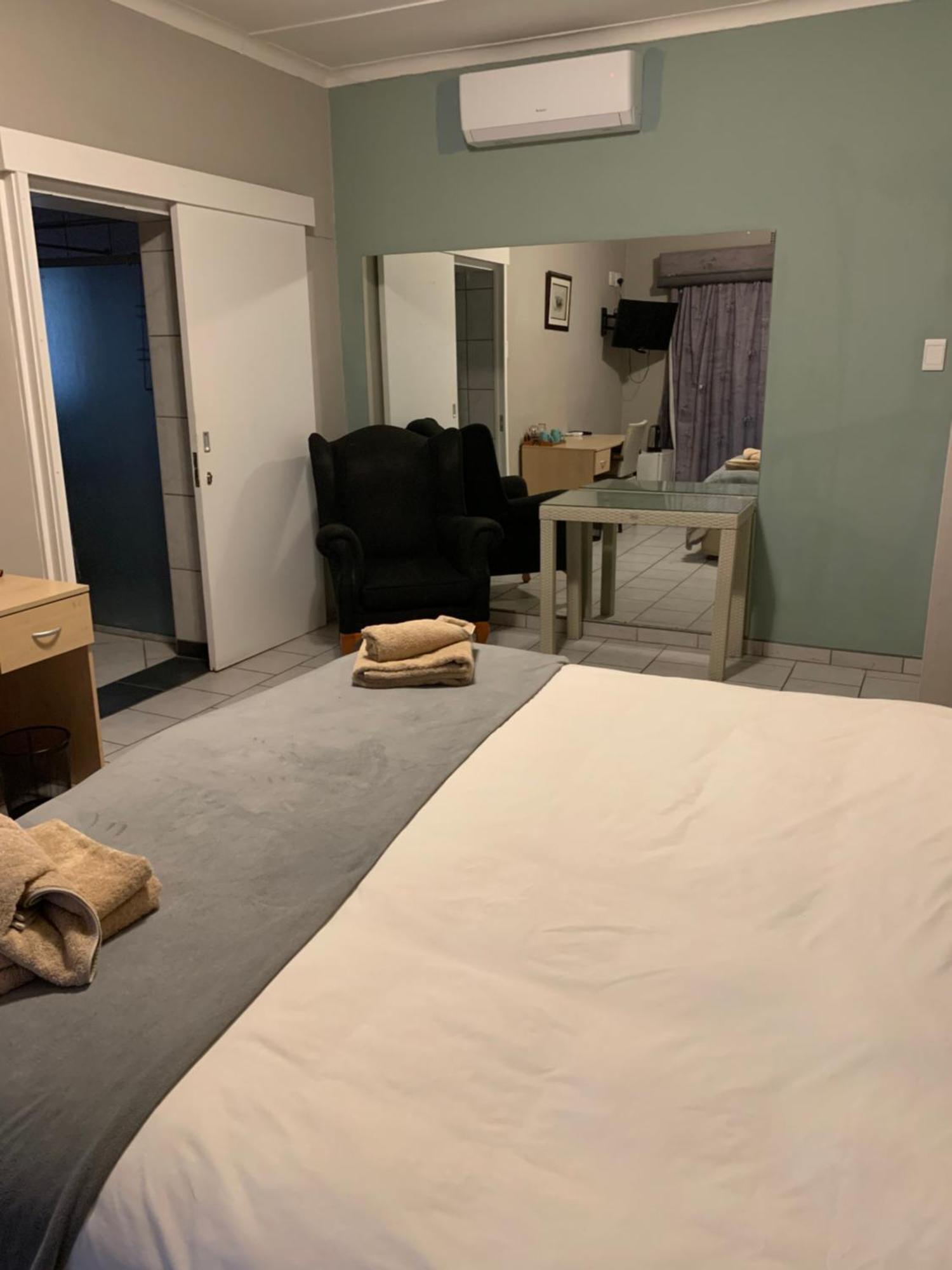 Hotel Pension Casa Africana Windhoek Bagian luar foto