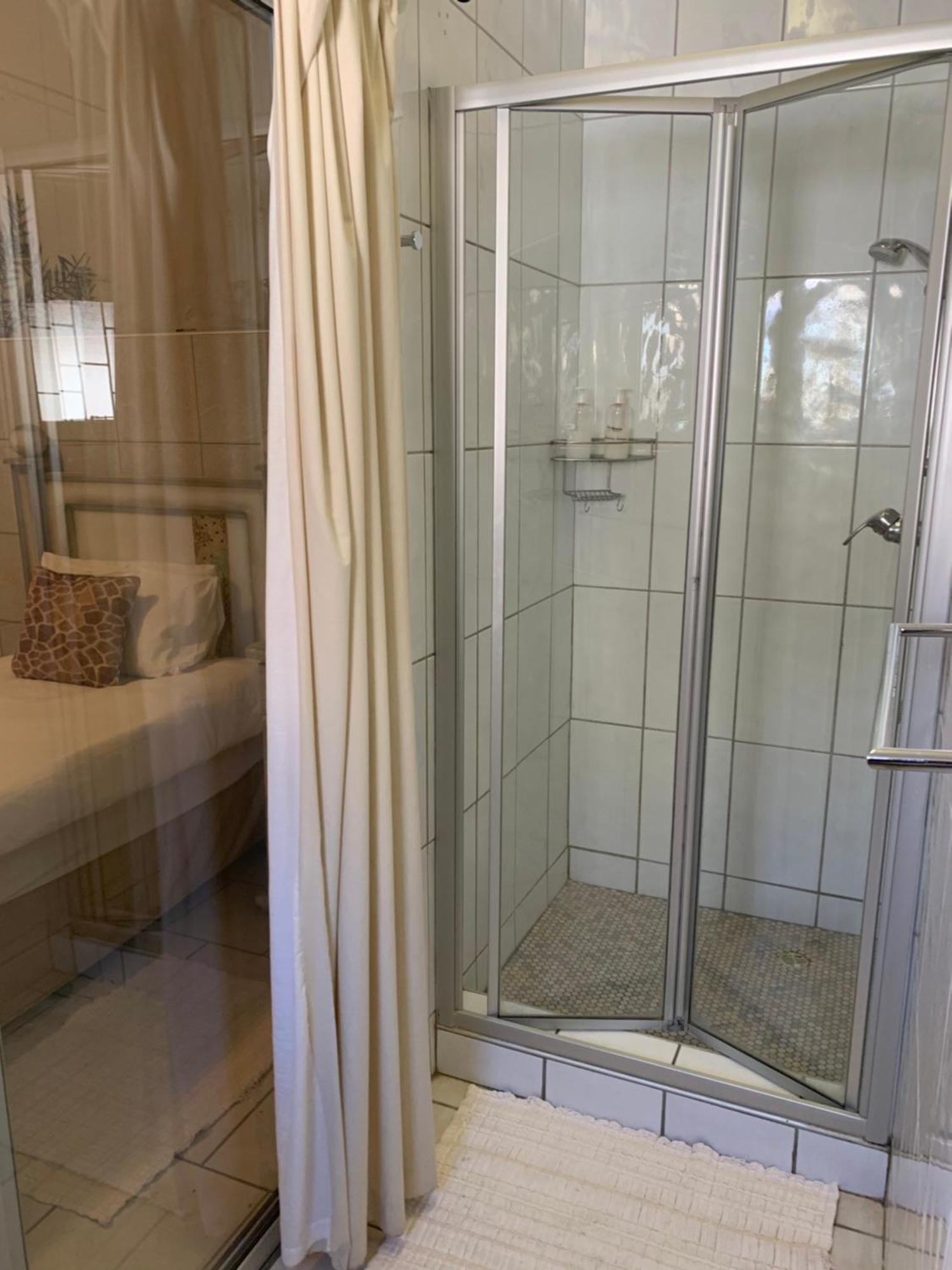 Hotel Pension Casa Africana Windhoek Bagian luar foto
