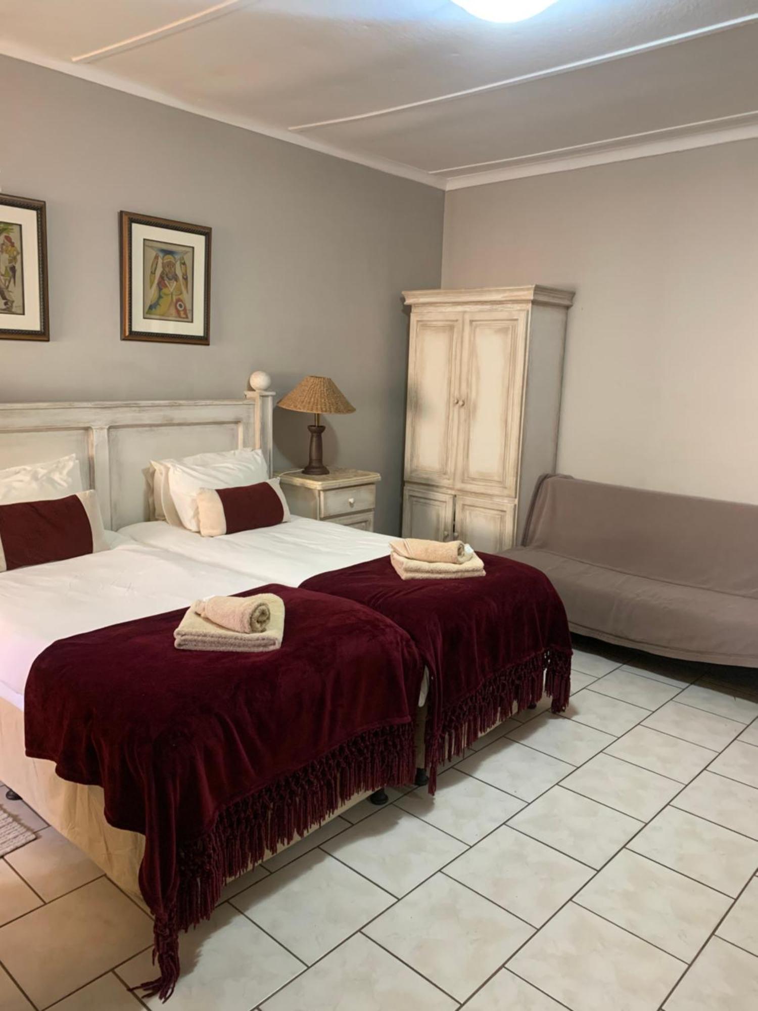 Hotel Pension Casa Africana Windhoek Bagian luar foto